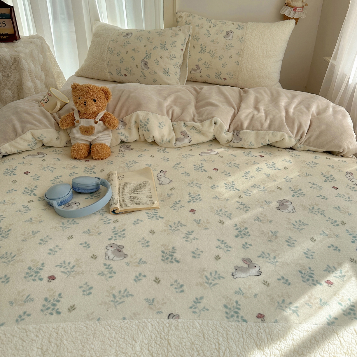 91家纺网 家纺一手货源 找家纺 顾里家纺 2025新款ins韩风甜感羊羔拼接牛奶绒少女系四件套 碎花兔兔