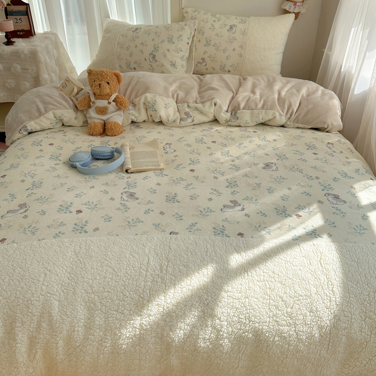 91家纺网 家纺一手货源 找家纺 顾里家纺 2025新款ins韩风甜感羊羔拼接牛奶绒少女系四件套 碎花兔兔