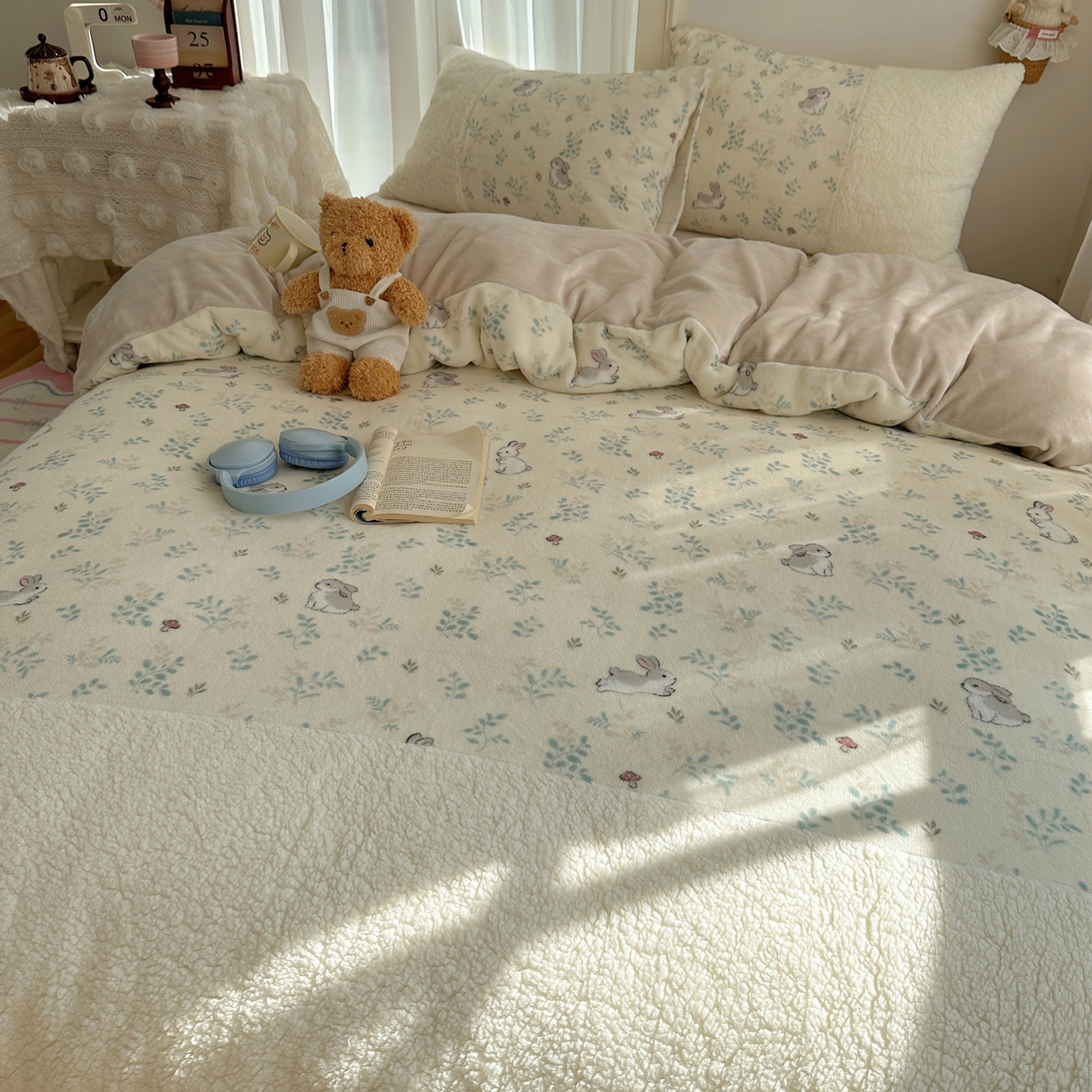 91家纺网 家纺一手货源 找家纺 顾里家纺 2025新款ins韩风甜感羊羔拼接牛奶绒少女系四件套 碎花兔兔