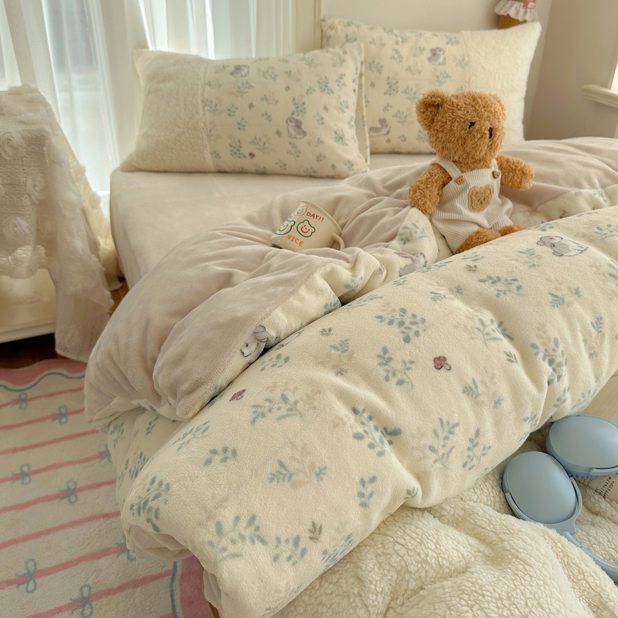 91家纺网 家纺一手货源 找家纺 顾里家纺 2025新款ins韩风甜感羊羔拼接牛奶绒少女系四件套 碎花兔兔