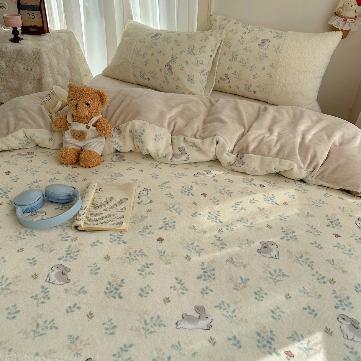 91家纺网 家纺一手货源 找家纺 顾里家纺 2025新款ins韩风甜感羊羔拼接牛奶绒少女系四件套 碎花兔兔