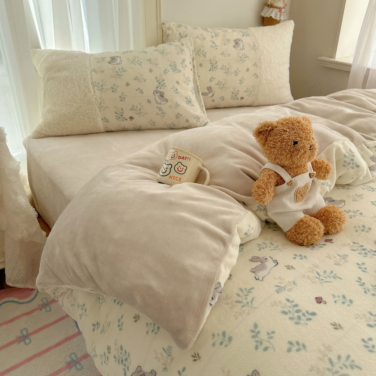 91家纺网 家纺一手货源 找家纺 顾里家纺 2025新款ins韩风甜感羊羔拼接牛奶绒少女系四件套 碎花兔兔