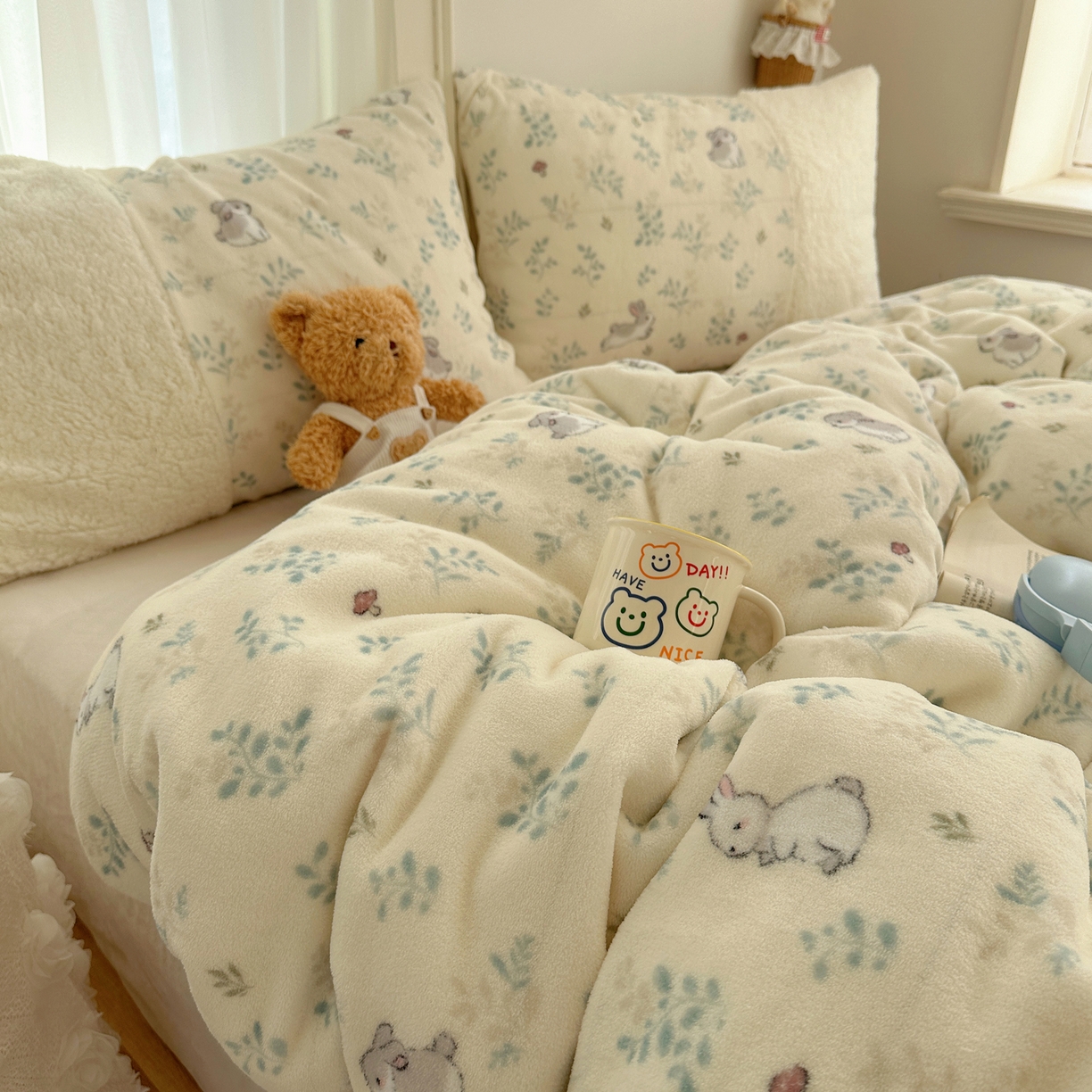 91家纺网 家纺一手货源 找家纺 顾里家纺 2025新款ins韩风甜感羊羔拼接牛奶绒少女系四件套 碎花兔兔