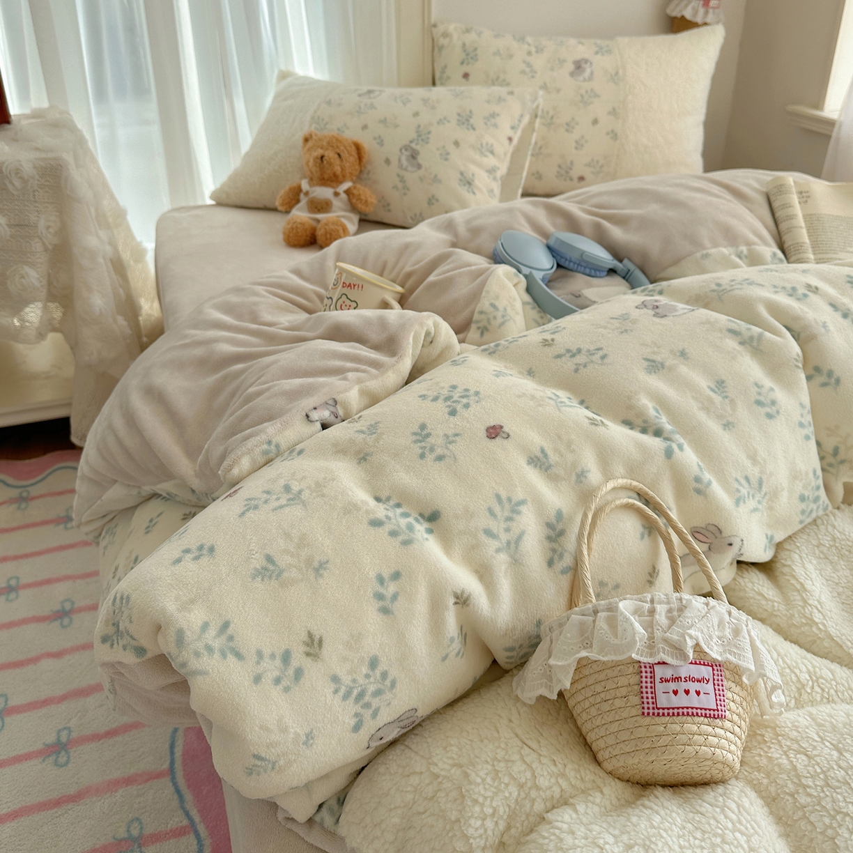 91家纺网 家纺一手货源 找家纺 顾里家纺 2025新款ins韩风甜感羊羔拼接牛奶绒少女系四件套 碎花兔兔