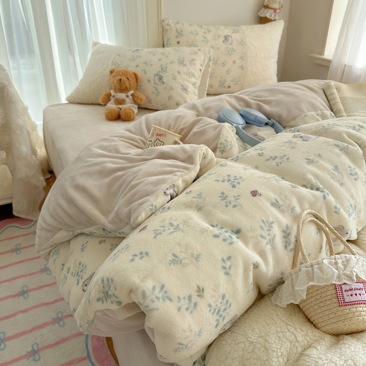 91家纺网 家纺一手货源 找家纺 顾里家纺 2025新款ins韩风甜感羊羔拼接牛奶绒少女系四件套 碎花兔兔