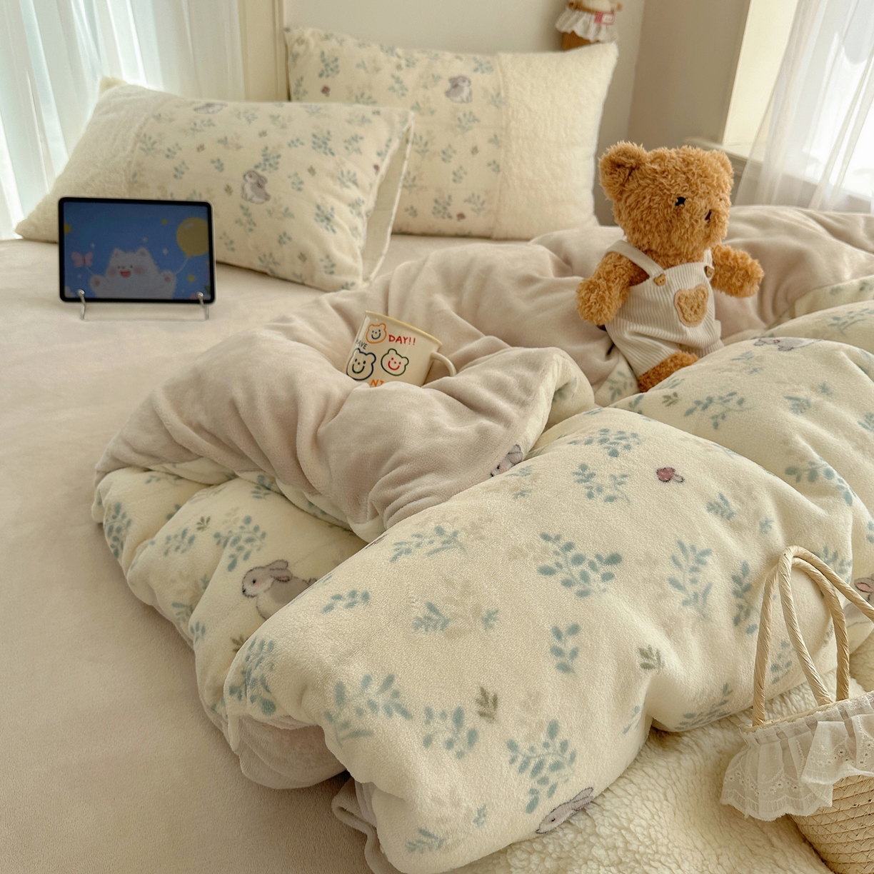 91家纺网 家纺一手货源 找家纺 顾里家纺 2025新款ins韩风甜感羊羔拼接牛奶绒少女系四件套 碎花兔兔