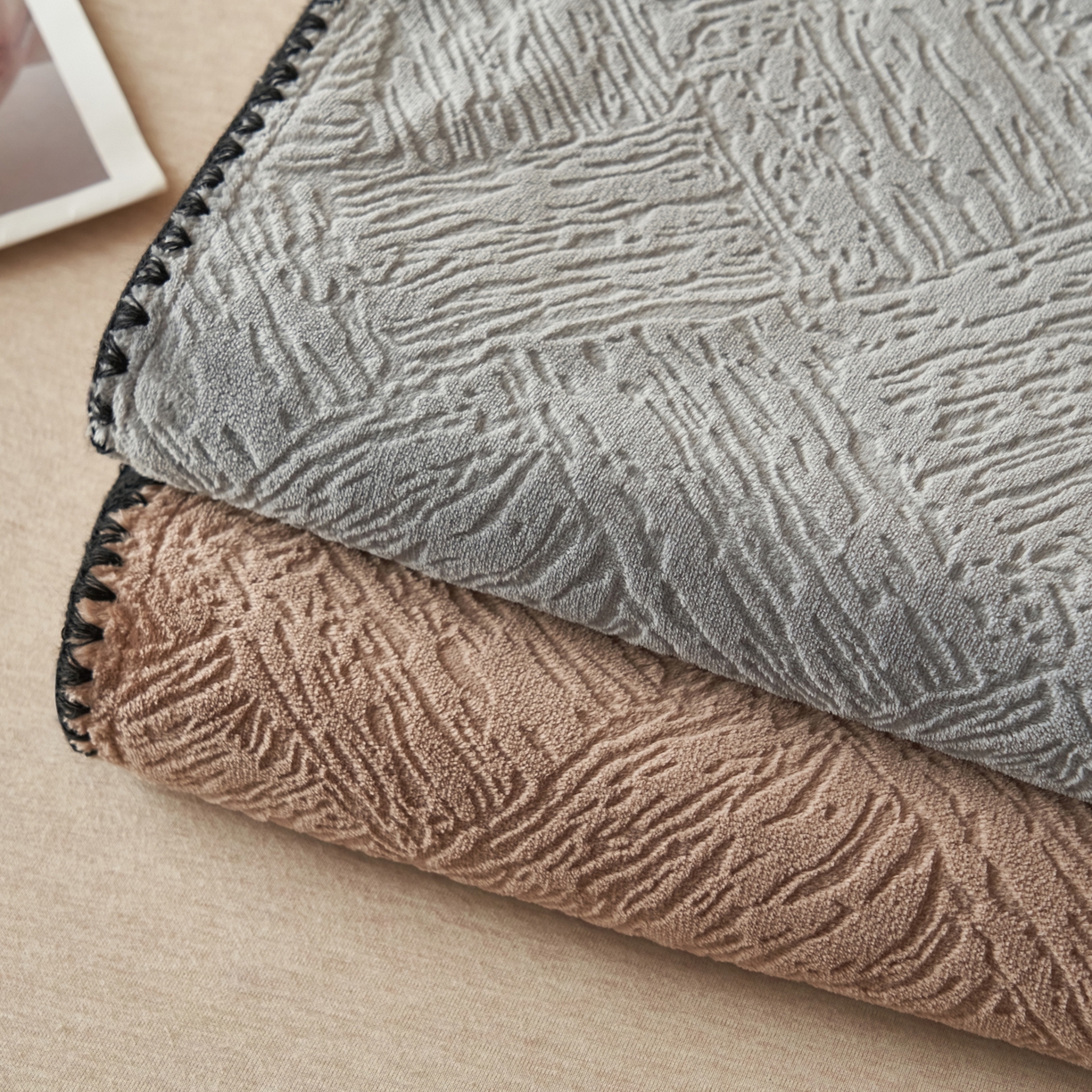 91家纺网 家纺一手货源 找家纺 寐绸家纺 2025新款230g牛奶绒肌理感雕花毛毯 组合图仅供展示