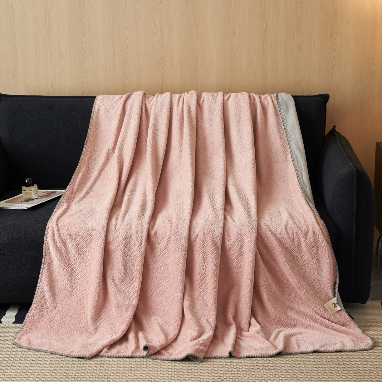 91家纺网 家纺一手货源 找家纺 寐绸家纺 2025新款230g牛奶绒肌理感雕花毛毯 肌理毛毯-豆沙