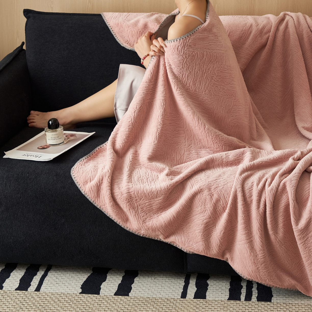 91家纺网 家纺一手货源 找家纺 寐绸家纺 2025新款230g牛奶绒肌理感雕花毛毯 肌理毛毯-豆沙