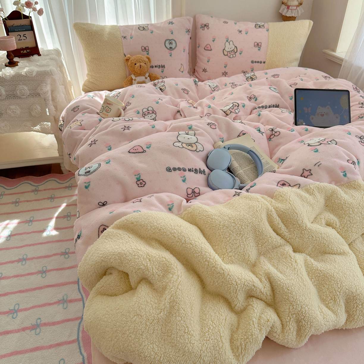 91家纺网 家纺一手货源 找家纺 顾里家纺 2025新款ins韩风甜感羊羔拼接牛奶绒少女系四件套 碎花小兔