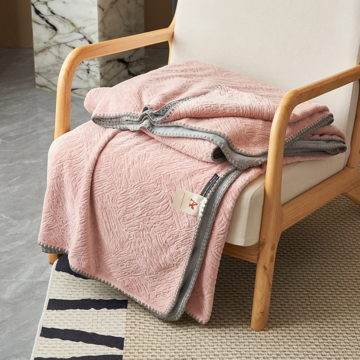 91家纺网 家纺一手货源 找家纺 寐绸家纺 2025新款230g牛奶绒肌理感雕花毛毯 肌理毛毯-豆沙