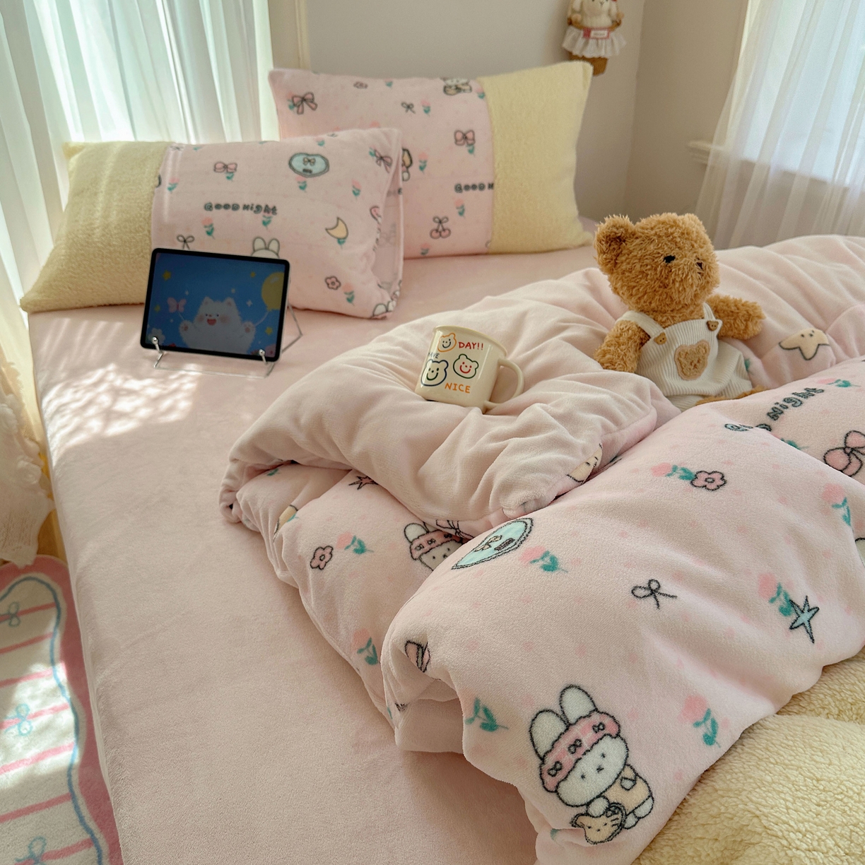 91家纺网 家纺一手货源 找家纺 顾里家纺 2025新款ins韩风甜感羊羔拼接牛奶绒少女系四件套 碎花小兔