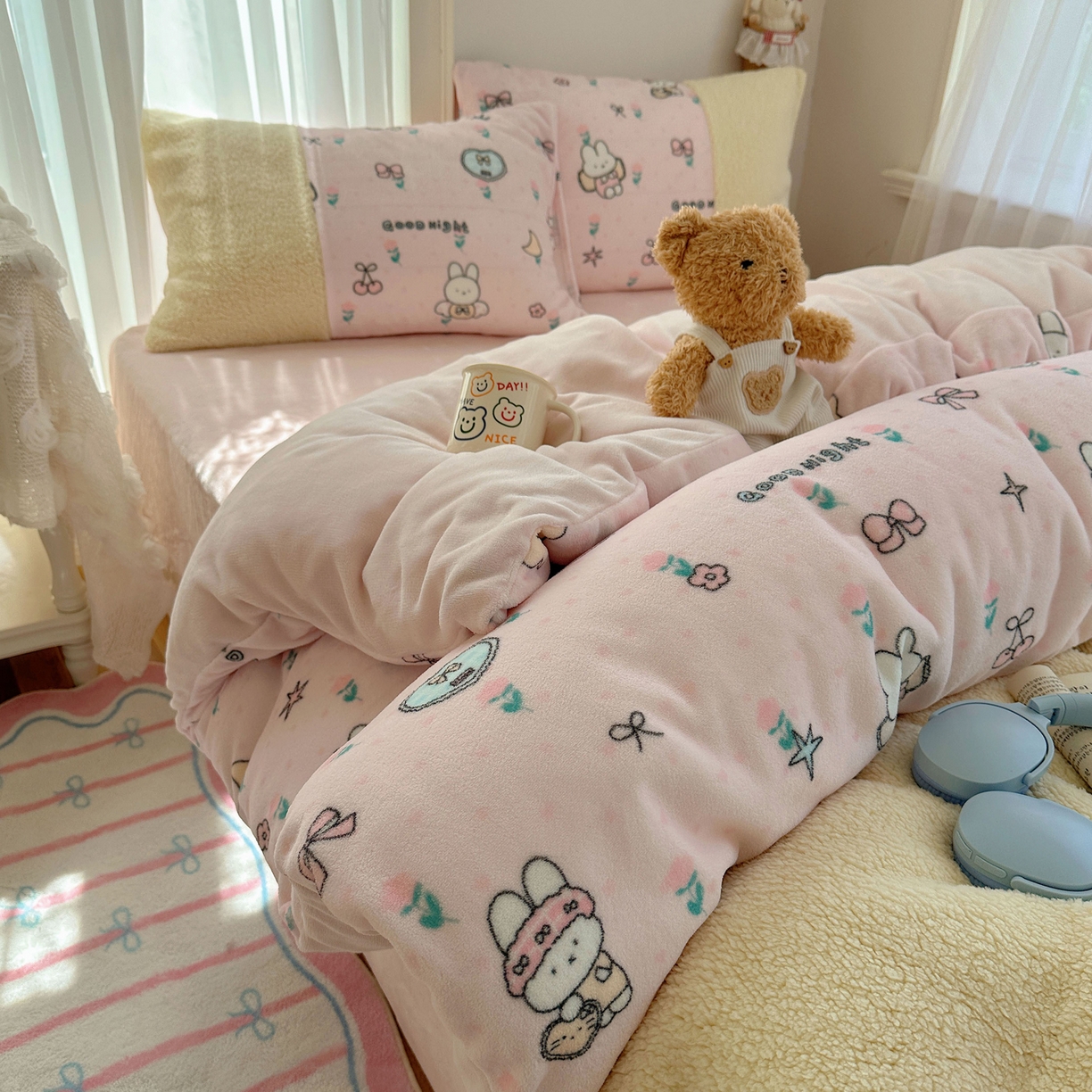 91家纺网 家纺一手货源 找家纺 顾里家纺 2025新款ins韩风甜感羊羔拼接牛奶绒少女系四件套 碎花小兔