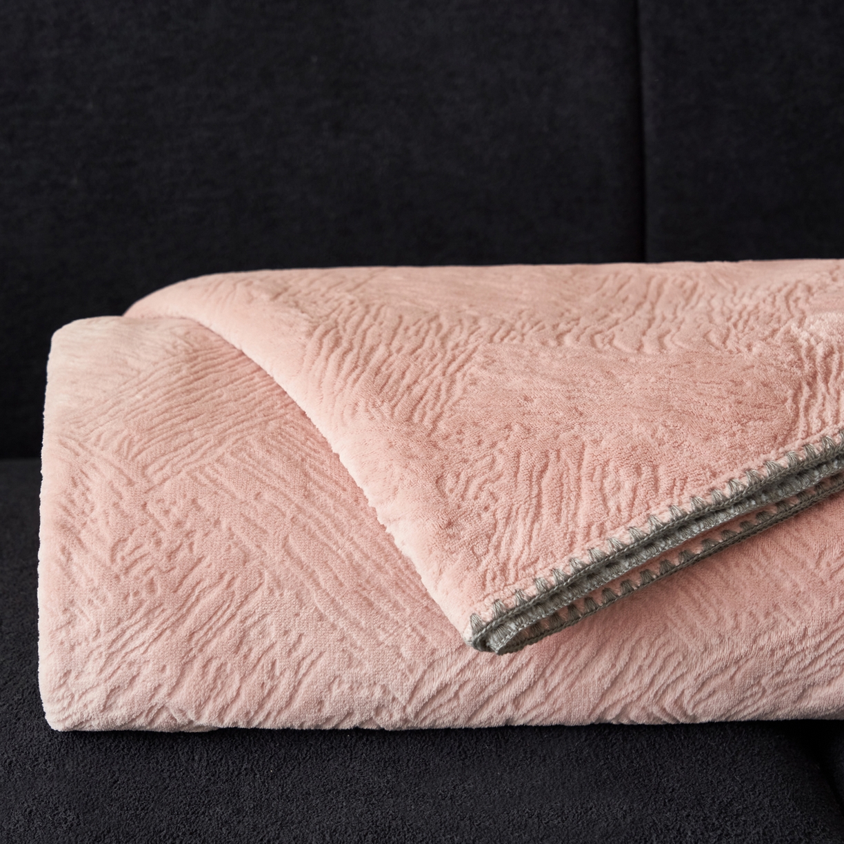 91家纺网 家纺一手货源 找家纺 寐绸家纺 2025新款230g牛奶绒肌理感雕花毛毯 肌理毛毯-豆沙