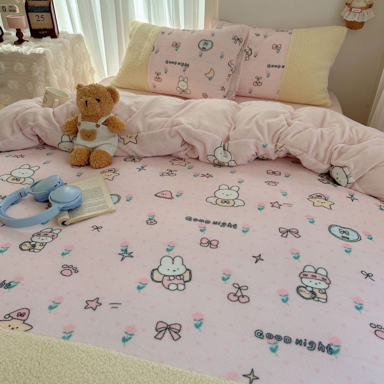 91家纺网 家纺一手货源 找家纺 顾里家纺 2025新款ins韩风甜感羊羔拼接牛奶绒少女系四件套 碎花小兔