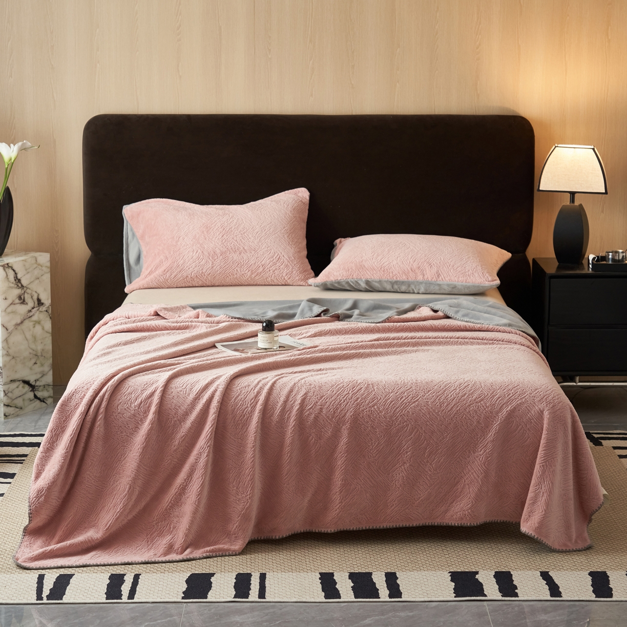 91家纺网 家纺一手货源 找家纺 寐绸家纺 2025新款230g牛奶绒肌理感雕花毛毯 肌理毛毯-豆沙