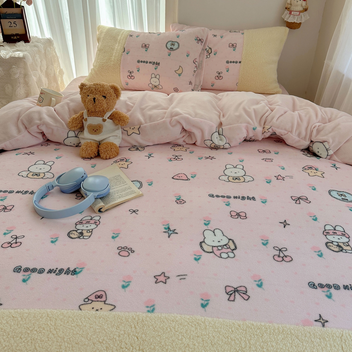 91家纺网 家纺一手货源 找家纺 顾里家纺 2025新款ins韩风甜感羊羔拼接牛奶绒少女系四件套 碎花小兔