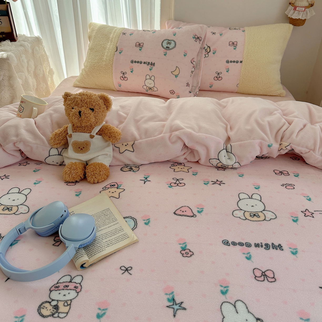 91家纺网 家纺一手货源 找家纺 顾里家纺 2025新款ins韩风甜感羊羔拼接牛奶绒少女系四件套 碎花小兔