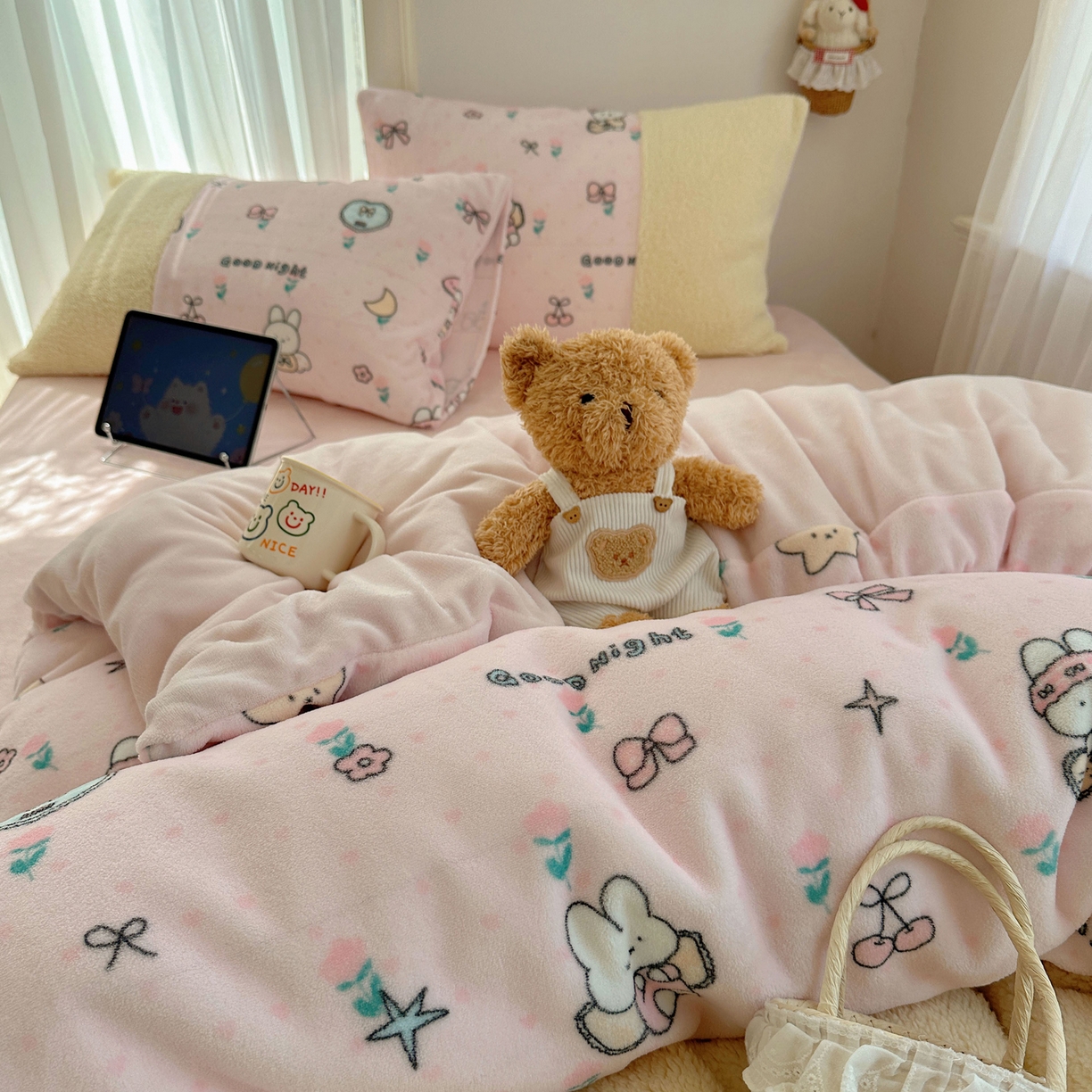 91家纺网 家纺一手货源 找家纺 顾里家纺 2025新款ins韩风甜感羊羔拼接牛奶绒少女系四件套 碎花小兔