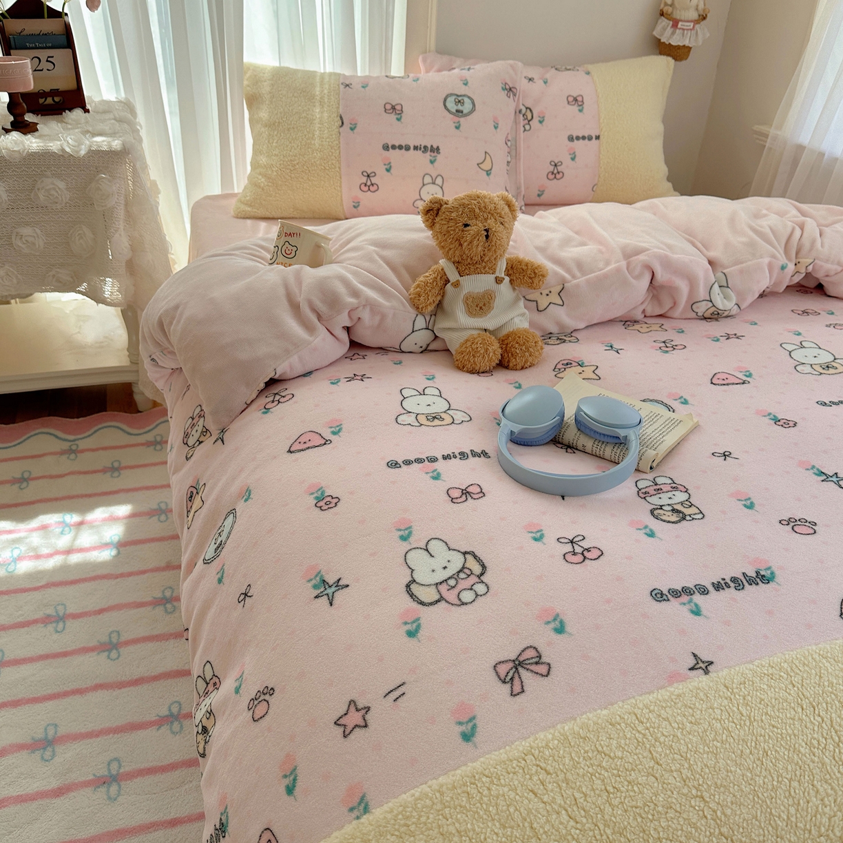 91家纺网 家纺一手货源 找家纺 顾里家纺 2025新款ins韩风甜感羊羔拼接牛奶绒少女系四件套 碎花小兔