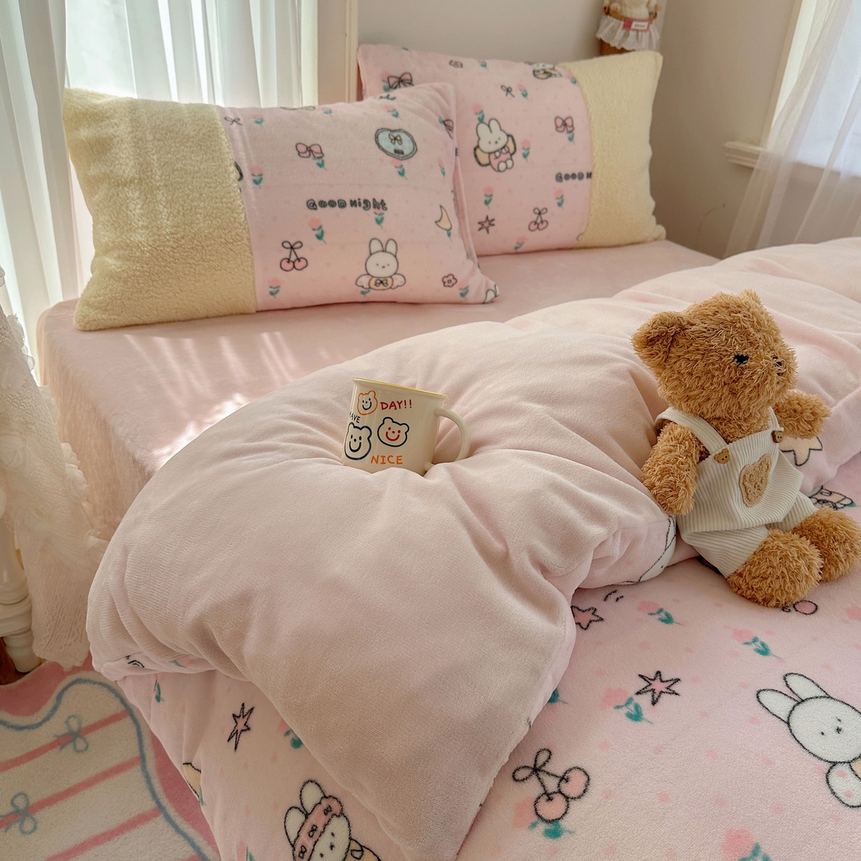 91家纺网 家纺一手货源 找家纺 顾里家纺 2025新款ins韩风甜感羊羔拼接牛奶绒少女系四件套 碎花小兔