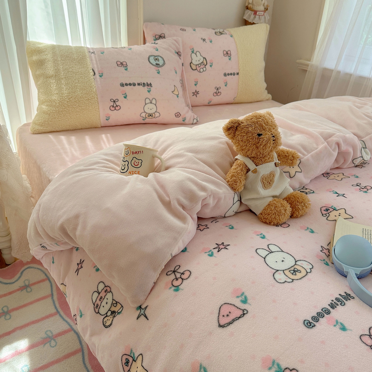 91家纺网 家纺一手货源 找家纺 顾里家纺 2025新款ins韩风甜感羊羔拼接牛奶绒少女系四件套 碎花小兔