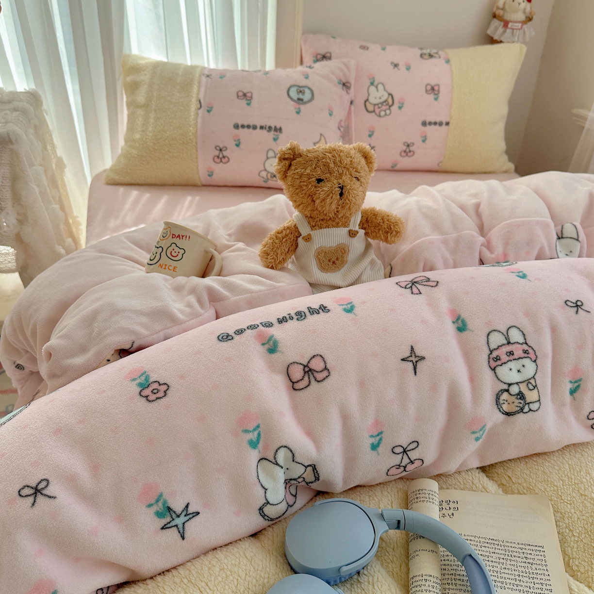 91家纺网 家纺一手货源 找家纺 顾里家纺 2025新款ins韩风甜感羊羔拼接牛奶绒少女系四件套 碎花小兔