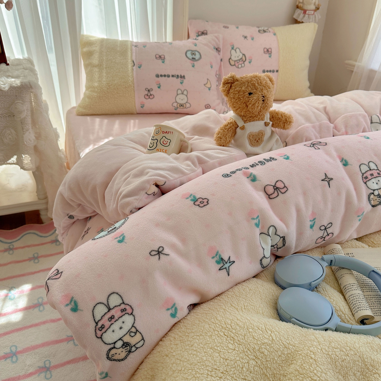 91家纺网 家纺一手货源 找家纺 顾里家纺 2025新款ins韩风甜感羊羔拼接牛奶绒少女系四件套 碎花小兔