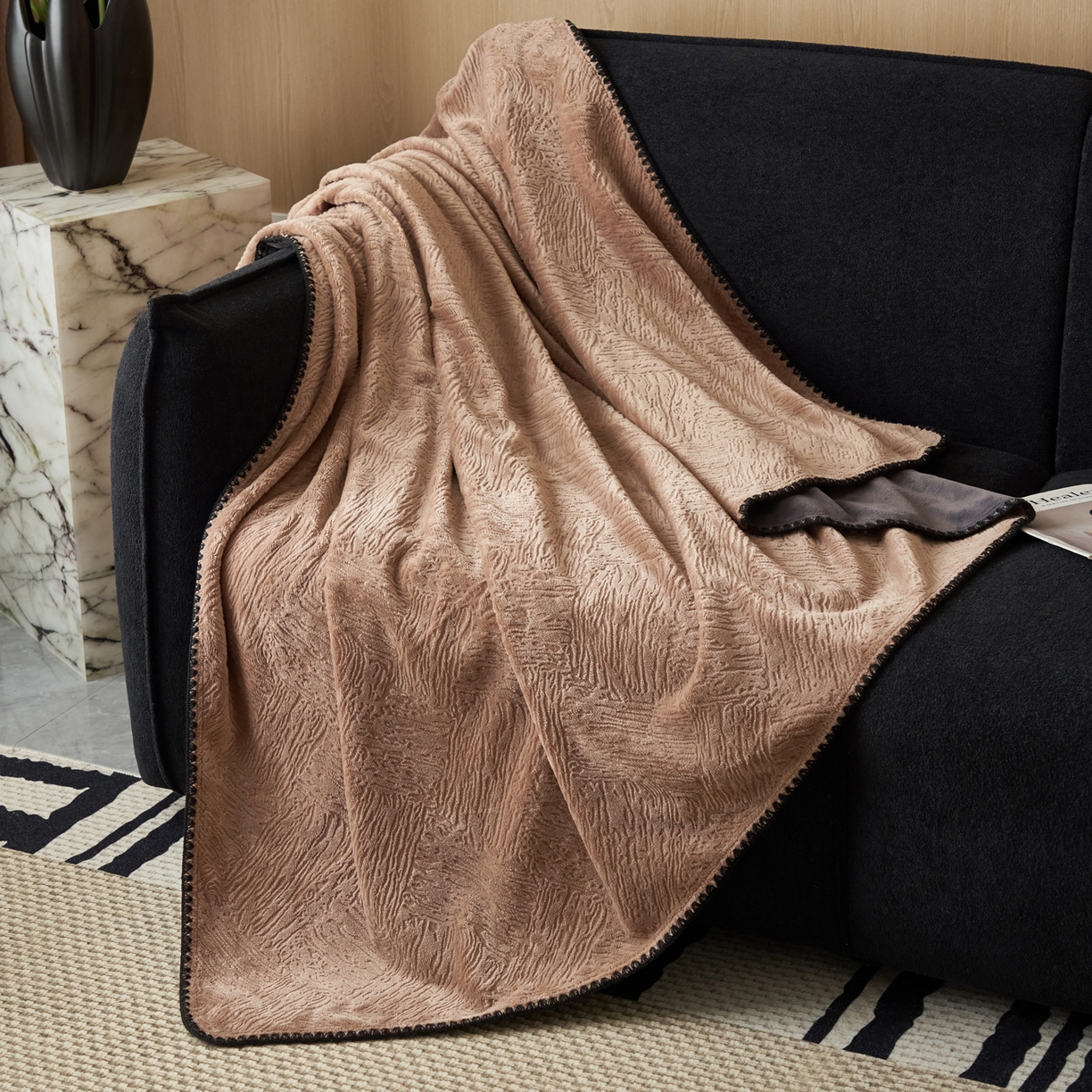 91家纺网 家纺一手货源 找家纺 寐绸家纺 2025新款230g牛奶绒肌理感雕花毛毯 肌理毛毯-奶咖