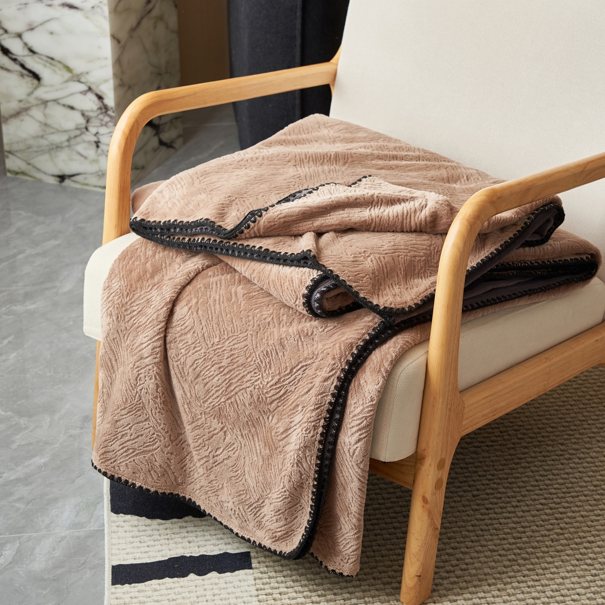 91家纺网 家纺一手货源 找家纺 寐绸家纺 2025新款230g牛奶绒肌理感雕花毛毯 肌理毛毯-奶咖