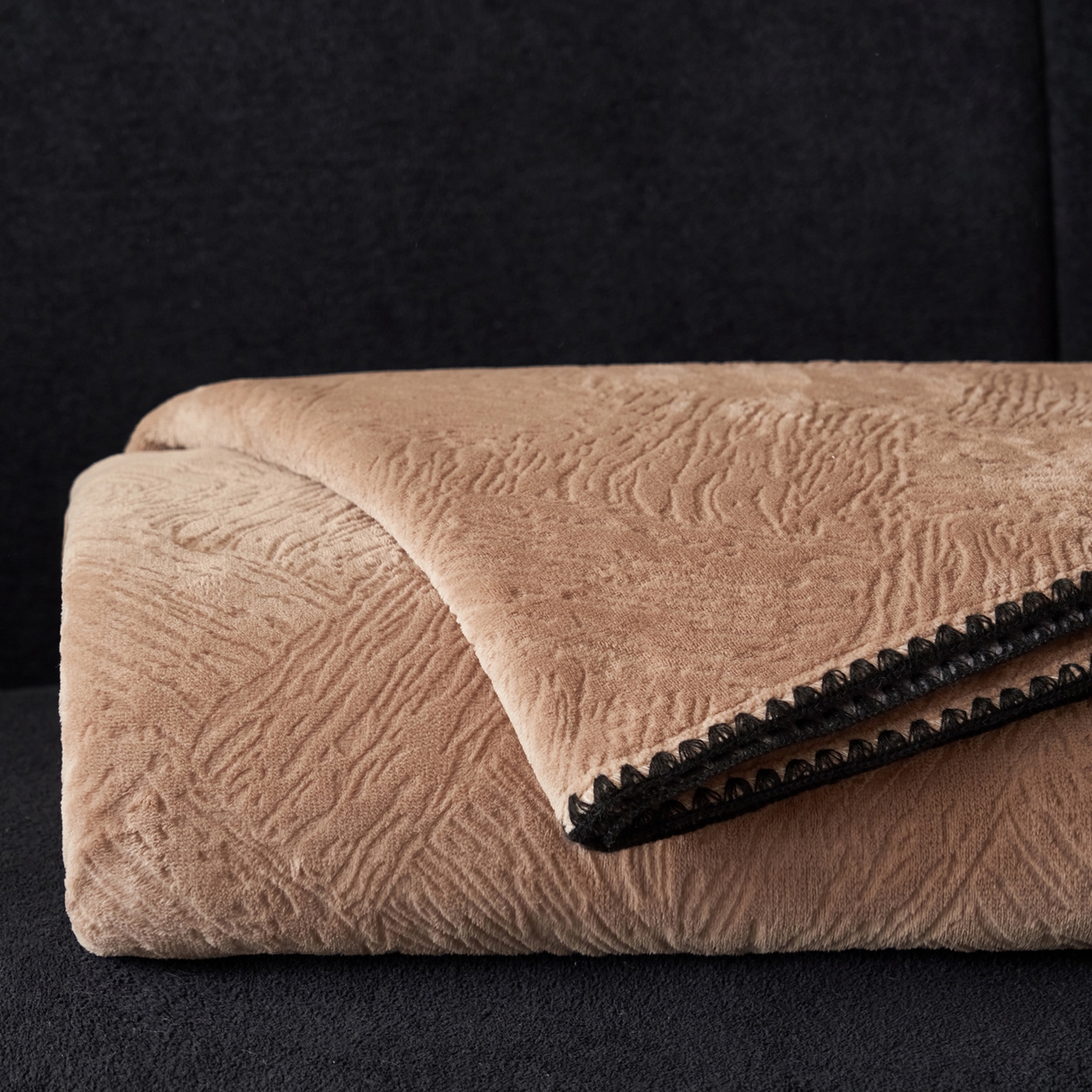 91家纺网 家纺一手货源 找家纺 寐绸家纺 2025新款230g牛奶绒肌理感雕花毛毯 肌理毛毯-奶咖