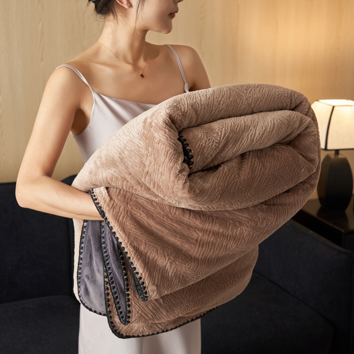 91家纺网 家纺一手货源 找家纺 寐绸家纺 2025新款230g牛奶绒肌理感雕花毛毯 肌理毛毯-奶咖