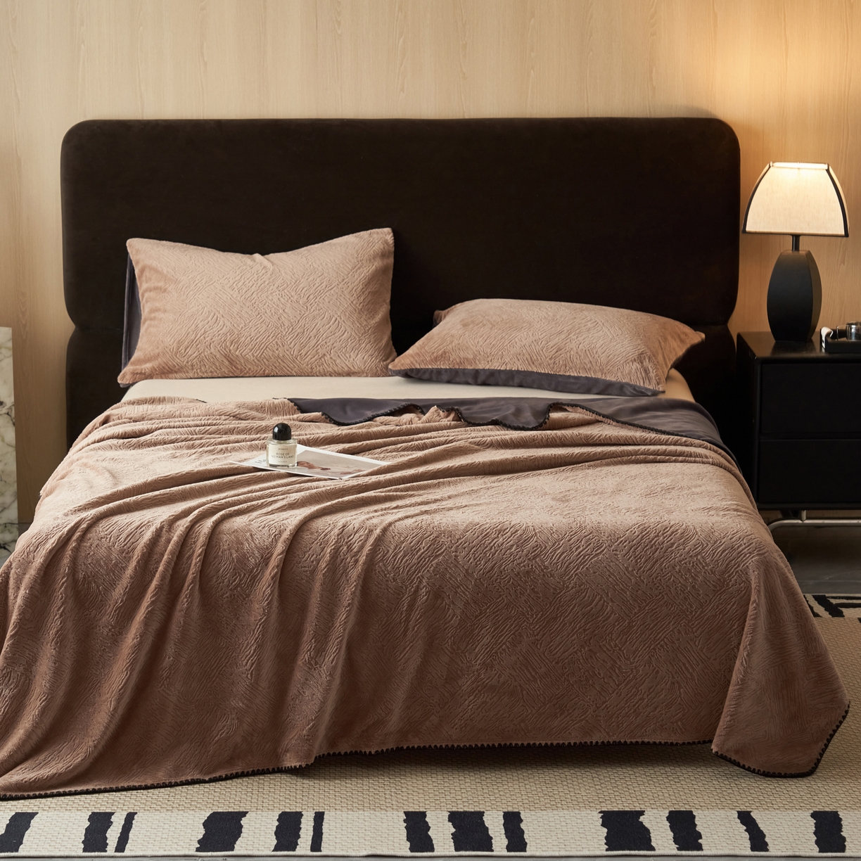 91家纺网 家纺一手货源 找家纺 寐绸家纺 2025新款230g牛奶绒肌理感雕花毛毯 肌理毛毯-奶咖