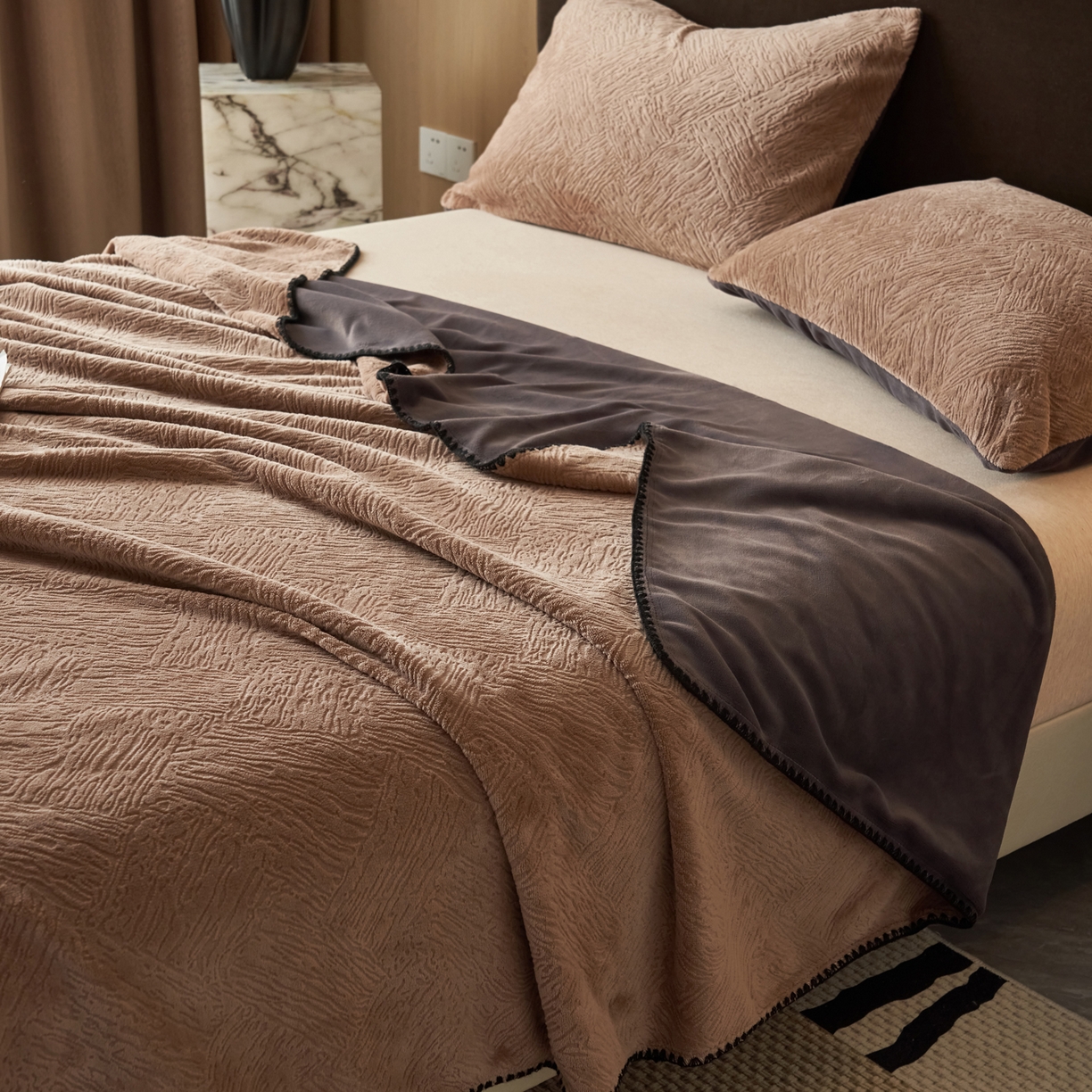 91家纺网 家纺一手货源 找家纺 寐绸家纺 2025新款230g牛奶绒肌理感雕花毛毯 肌理毛毯-奶咖