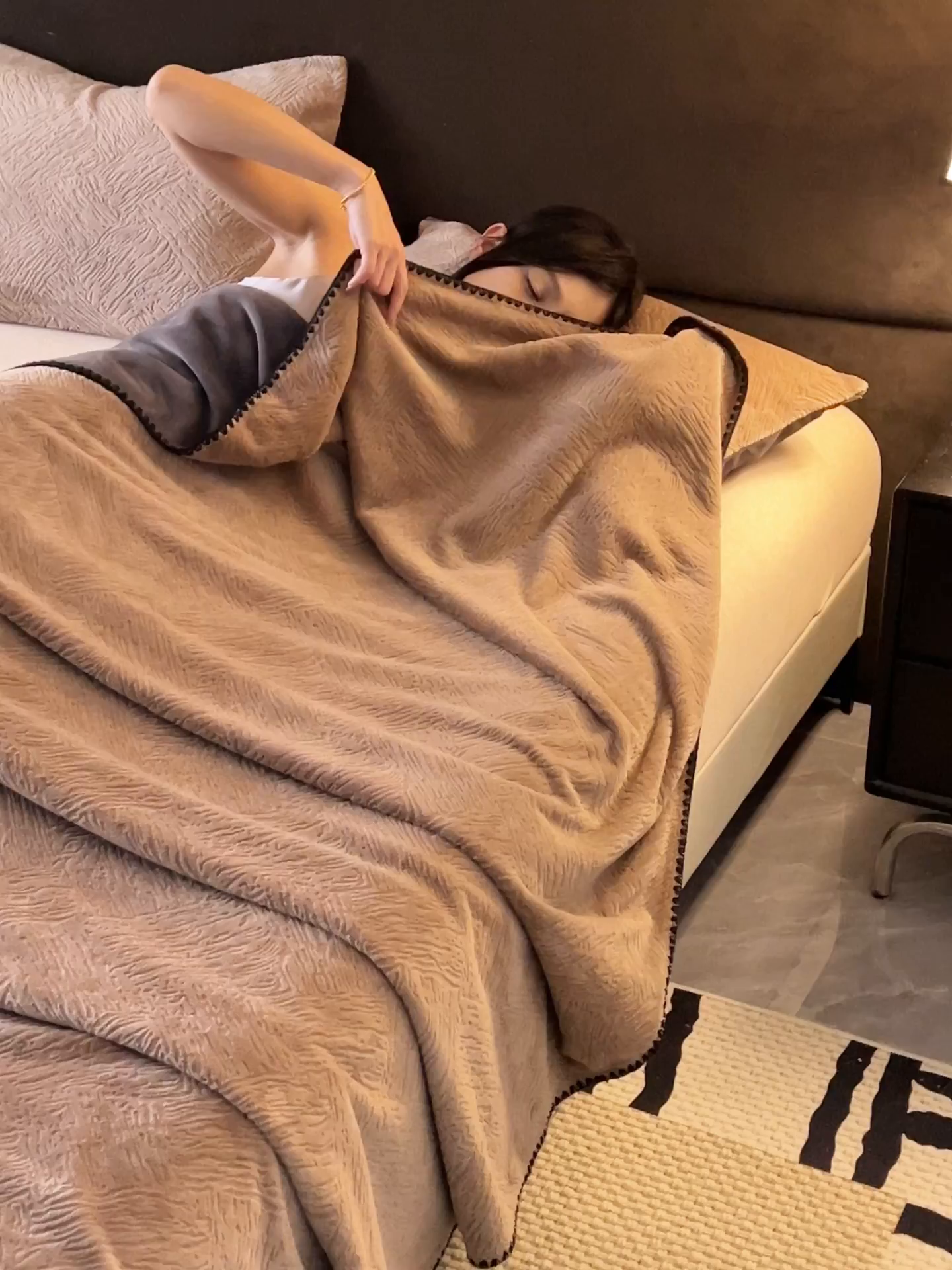 91家纺网 家纺一手货源 找家纺 寐绸家纺 2025新款230g牛奶绒肌理感雕花毛毯 肌理毛毯-奶咖