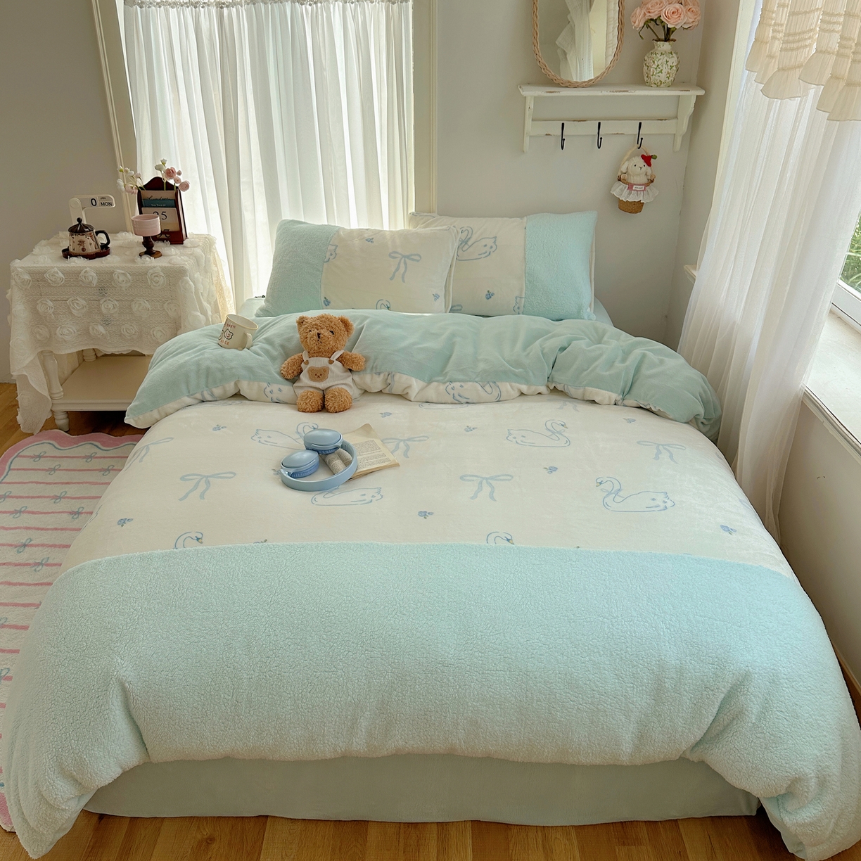 91家纺网 家纺一手货源 找家纺 顾里家纺 2025新款ins韩风甜感羊羔拼接牛奶绒少女系四件套 天鹅蝴蝶结