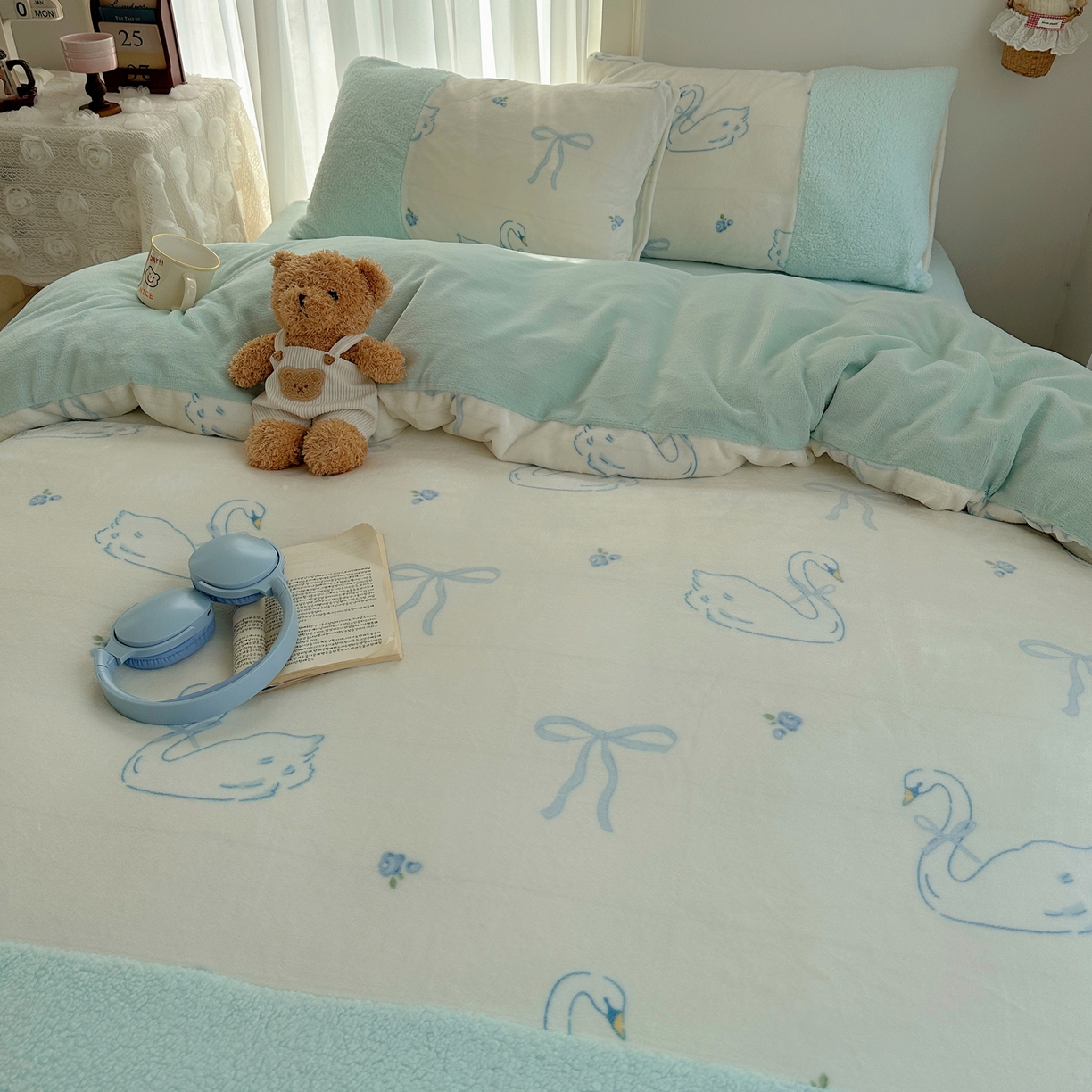 91家纺网 家纺一手货源 找家纺 顾里家纺 2025新款ins韩风甜感羊羔拼接牛奶绒少女系四件套 天鹅蝴蝶结