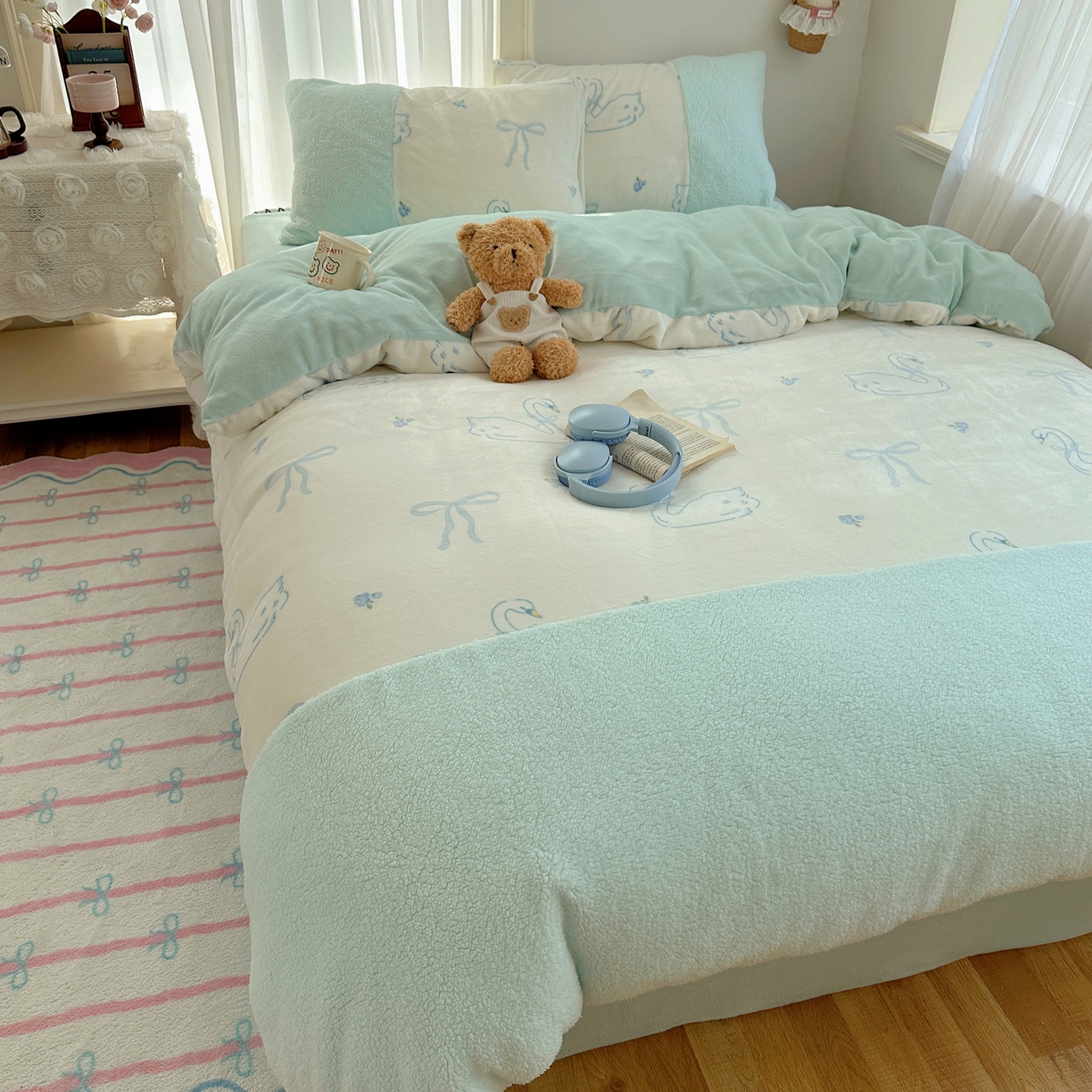 91家纺网 家纺一手货源 找家纺 顾里家纺 2025新款ins韩风甜感羊羔拼接牛奶绒少女系四件套 天鹅蝴蝶结