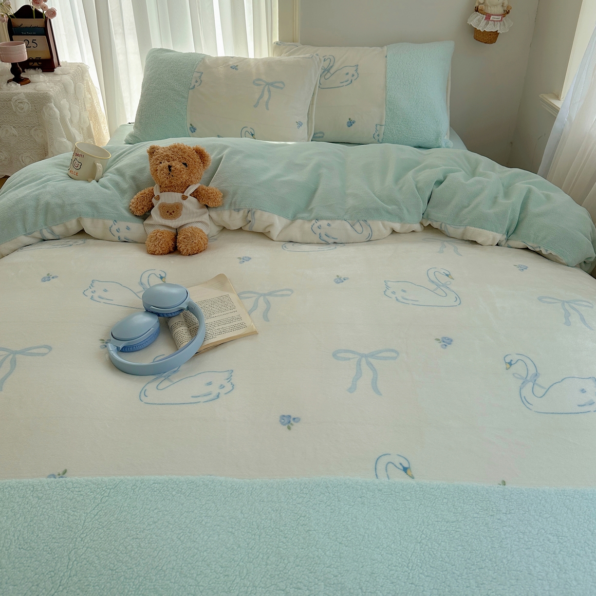 91家纺网 家纺一手货源 找家纺 顾里家纺 2025新款ins韩风甜感羊羔拼接牛奶绒少女系四件套 天鹅蝴蝶结