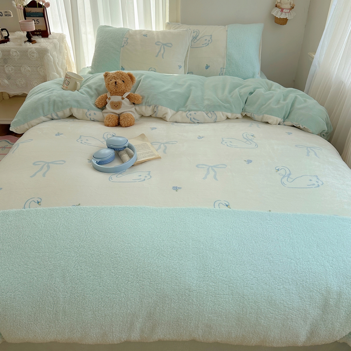 91家纺网 家纺一手货源 找家纺 顾里家纺 2025新款ins韩风甜感羊羔拼接牛奶绒少女系四件套 天鹅蝴蝶结