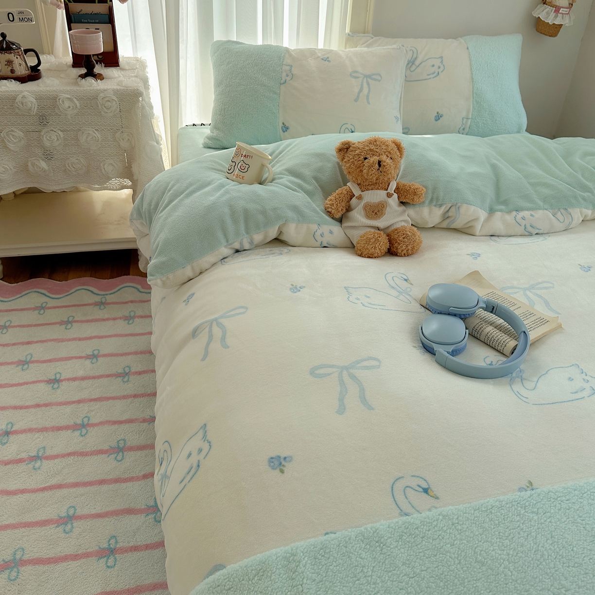 91家纺网 家纺一手货源 找家纺 顾里家纺 2025新款ins韩风甜感羊羔拼接牛奶绒少女系四件套 天鹅蝴蝶结