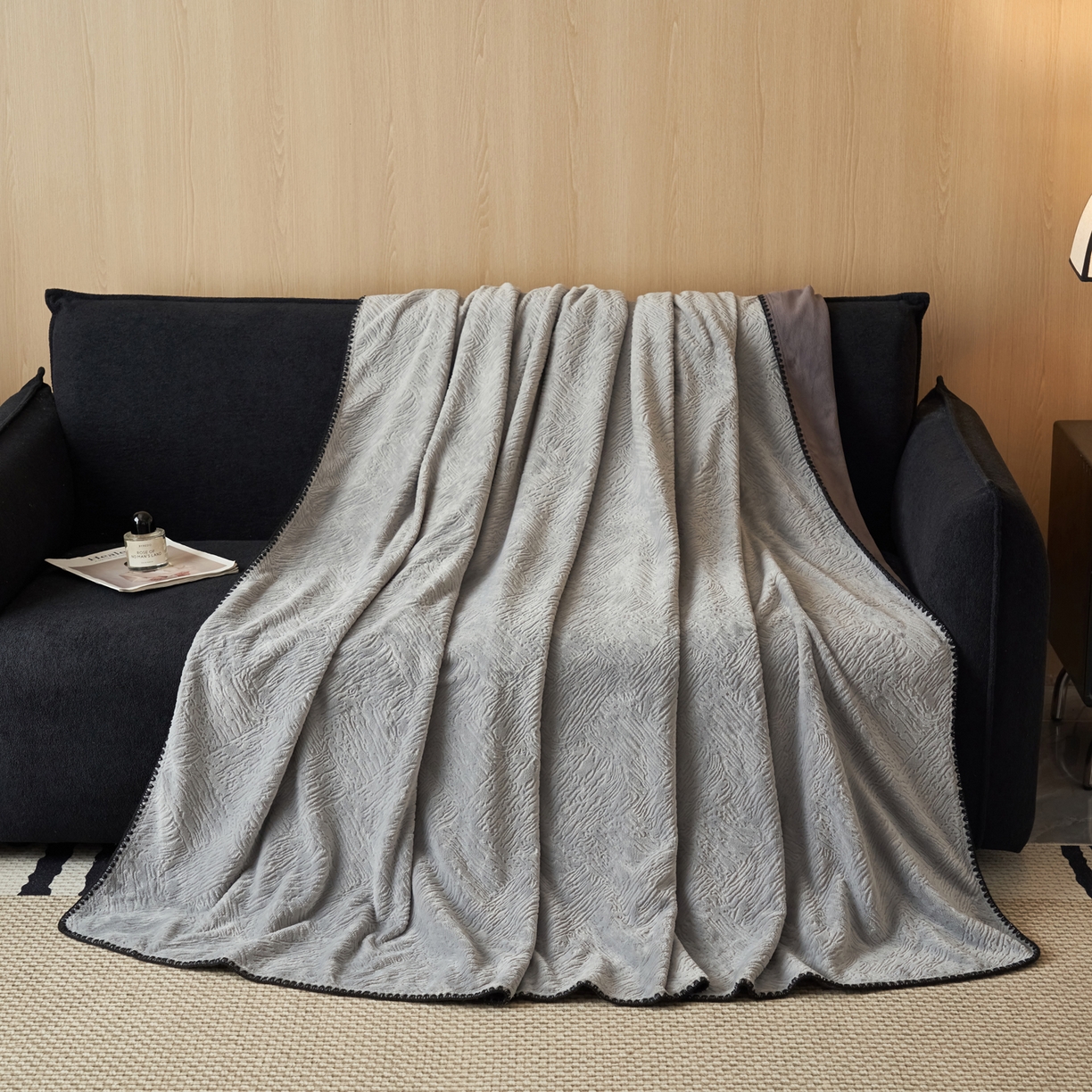 91家纺网 家纺一手货源 找家纺 寐绸家纺 2025新款230g牛奶绒肌理感雕花毛毯 肌理毛毯-浅灰