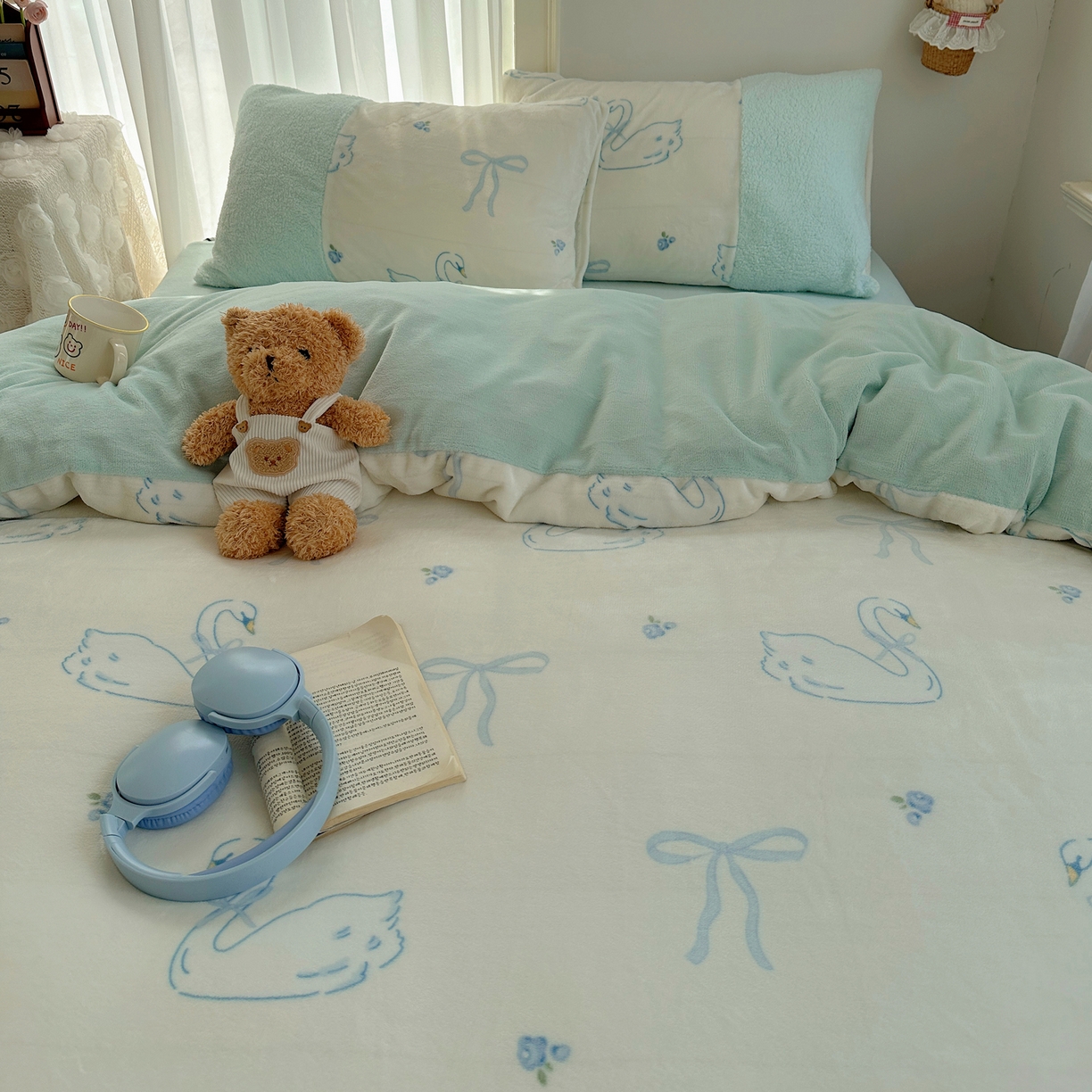 91家纺网 家纺一手货源 找家纺 顾里家纺 2025新款ins韩风甜感羊羔拼接牛奶绒少女系四件套 天鹅蝴蝶结