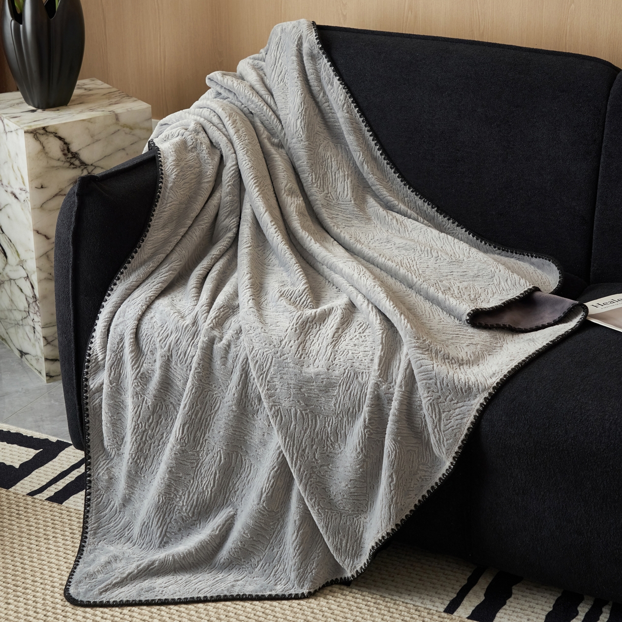 91家纺网 家纺一手货源 找家纺 寐绸家纺 2025新款230g牛奶绒肌理感雕花毛毯 肌理毛毯-浅灰