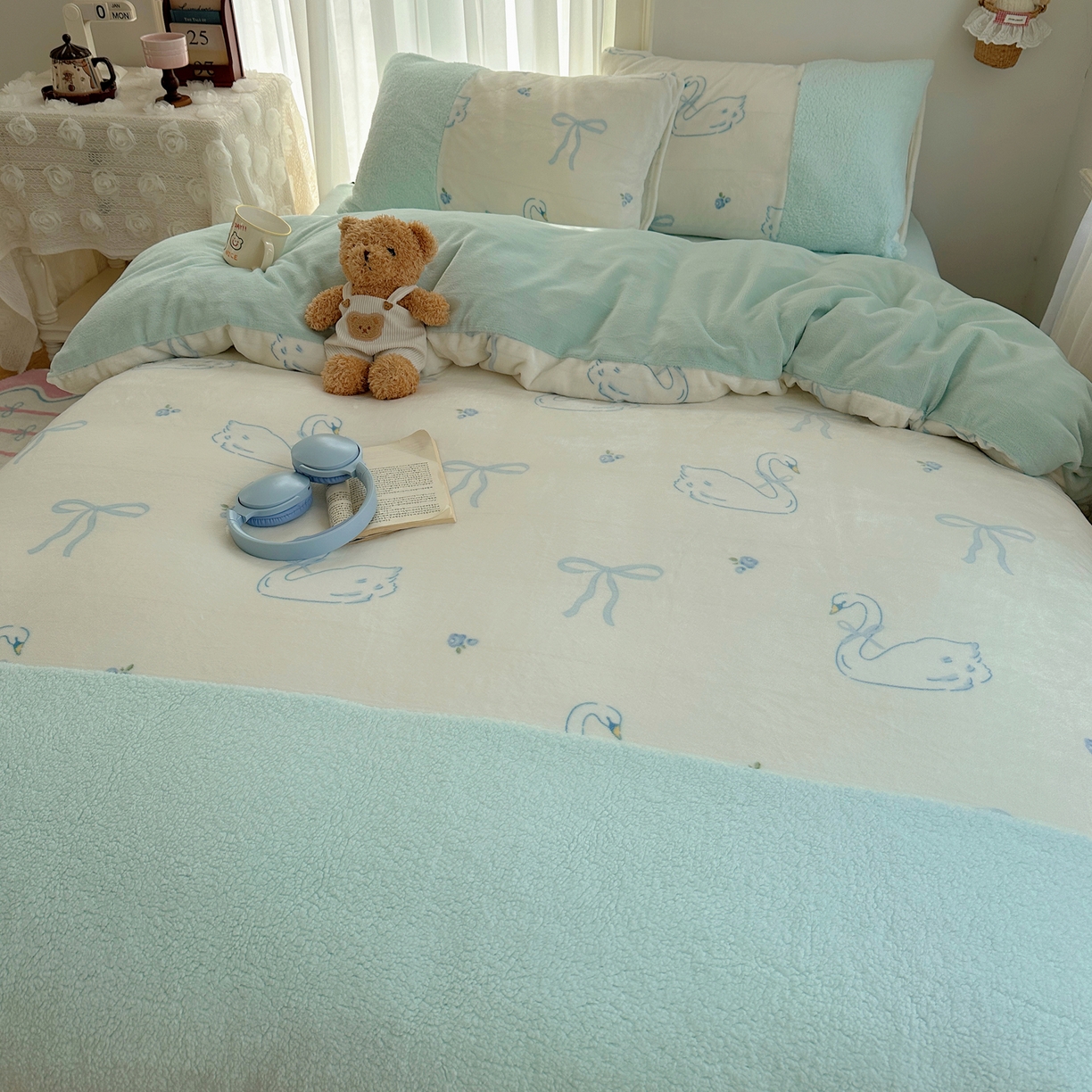 91家纺网 家纺一手货源 找家纺 顾里家纺 2025新款ins韩风甜感羊羔拼接牛奶绒少女系四件套 天鹅蝴蝶结