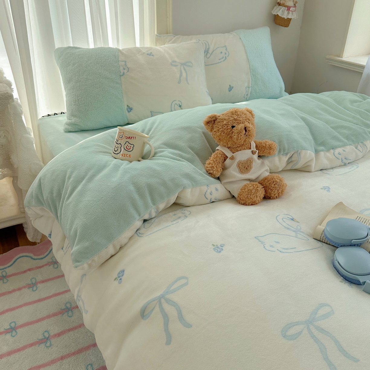 91家纺网 家纺一手货源 找家纺 顾里家纺 2025新款ins韩风甜感羊羔拼接牛奶绒少女系四件套 天鹅蝴蝶结