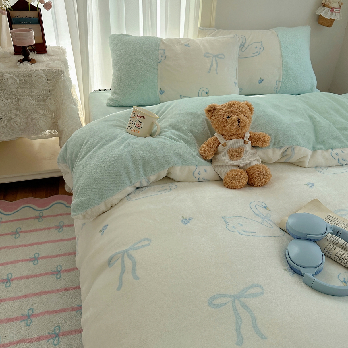 91家纺网 家纺一手货源 找家纺 顾里家纺 2025新款ins韩风甜感羊羔拼接牛奶绒少女系四件套 天鹅蝴蝶结