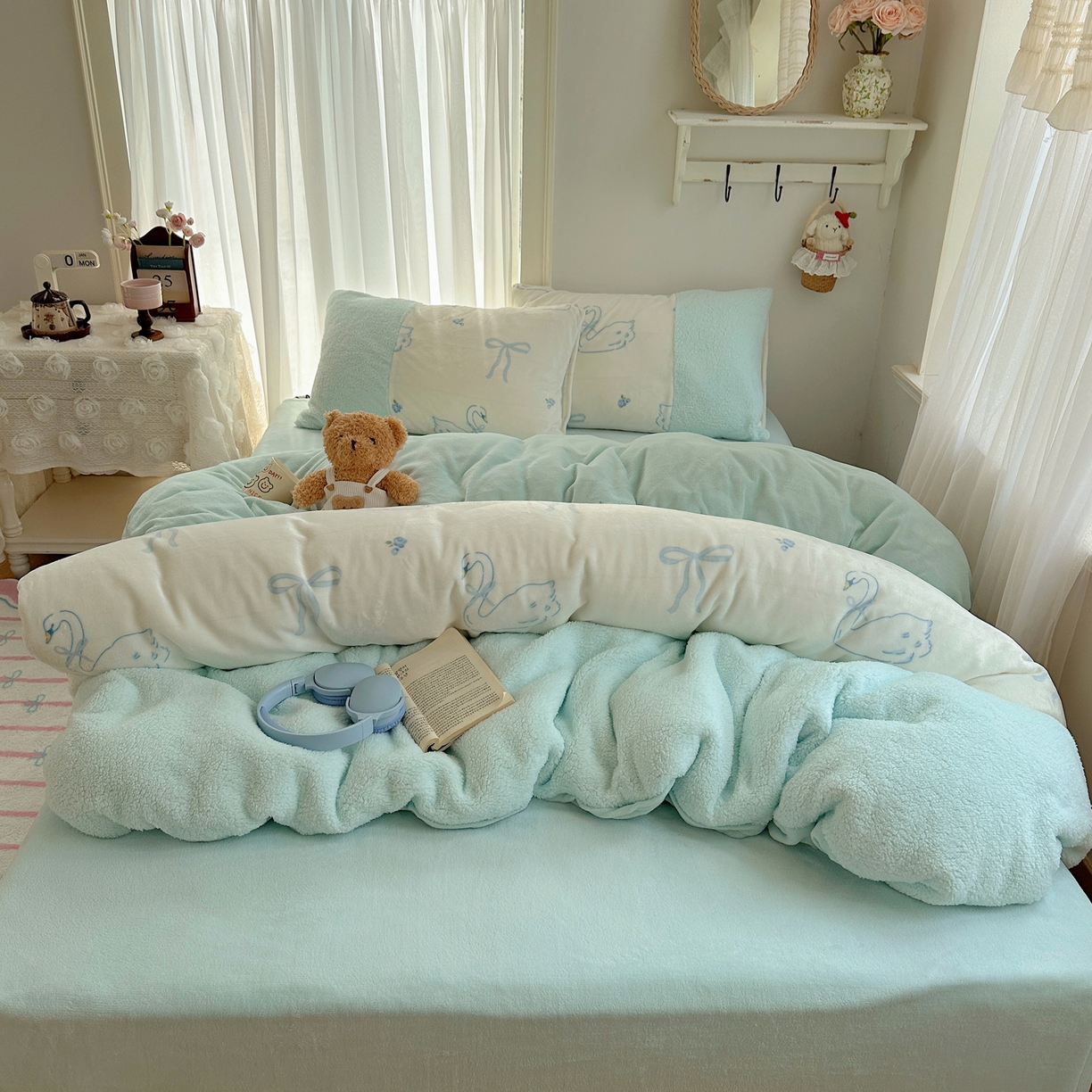 91家纺网 家纺一手货源 找家纺 顾里家纺 2025新款ins韩风甜感羊羔拼接牛奶绒少女系四件套 天鹅蝴蝶结