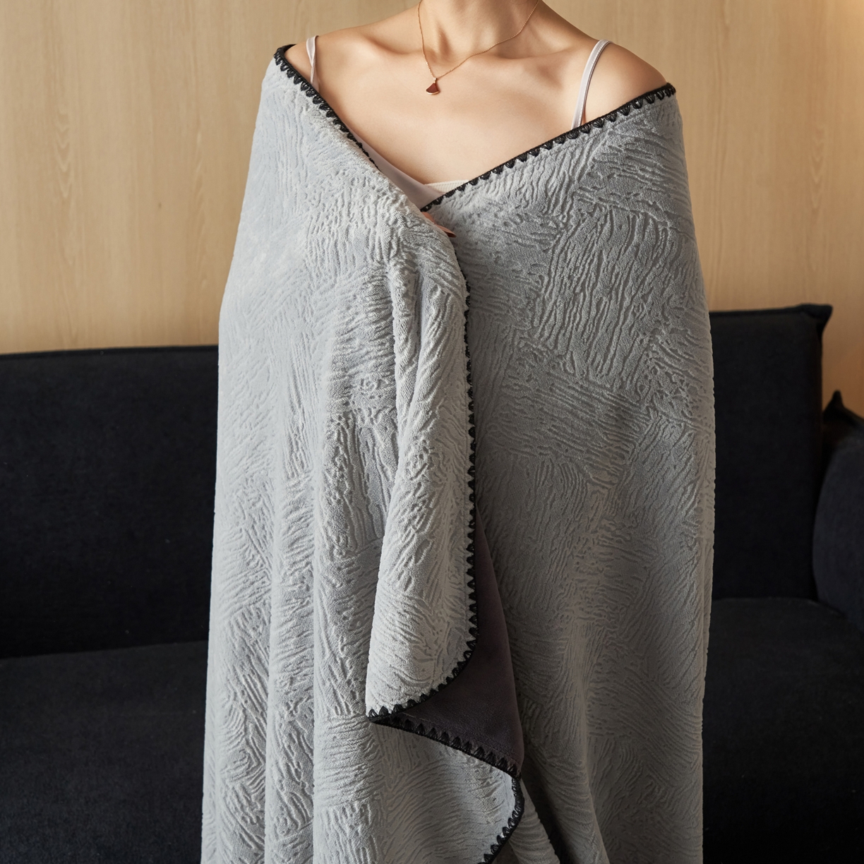 91家纺网 家纺一手货源 找家纺 寐绸家纺 2025新款230g牛奶绒肌理感雕花毛毯 肌理毛毯-浅灰