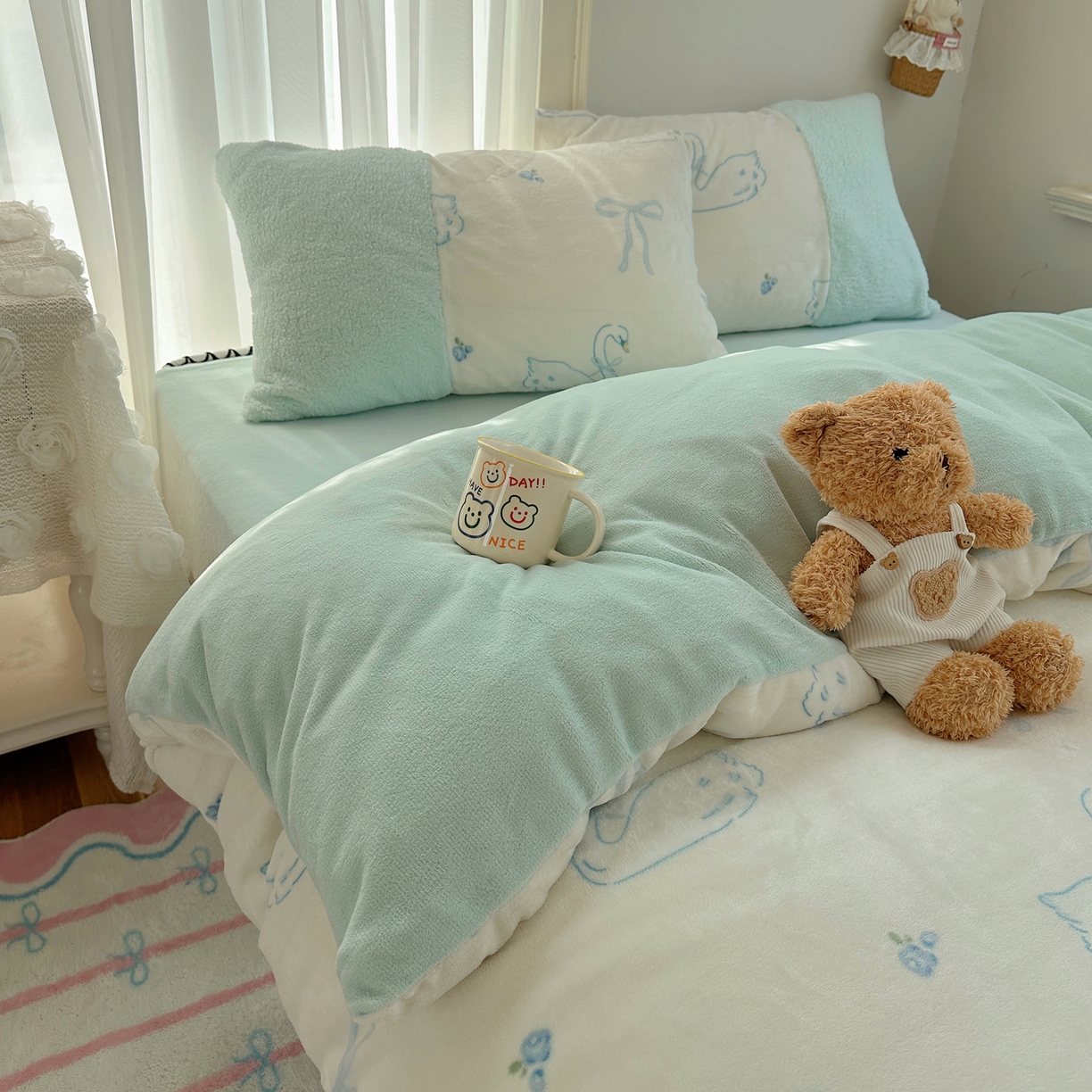 91家纺网 家纺一手货源 找家纺 顾里家纺 2025新款ins韩风甜感羊羔拼接牛奶绒少女系四件套 天鹅蝴蝶结